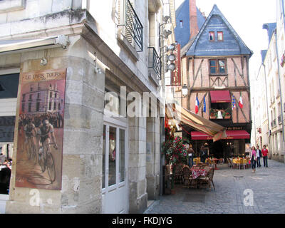 Tischen und Stühlen für Mahlzeiten im Freien, außerhalb einer halb Fachwerkhaus in Tours verwendet. Stockfoto