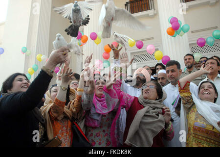 Peshawar, Pakistan. 8. März 2016. Stellvertretender Sprecher der Khyber Pakhtunkhwa Montage, Dr. Meher Taj Roghani zusammen mit anderen sind Tauben während der Zeremonie anlässlich der internationalen Frauentag abgehaltenen Versammlung KPK befreien Gebäude in Peshawar auf Dienstag, 8. März 2016. Bildnachweis: Asianet-Pakistan/Alamy Live-Nachrichten Stockfoto