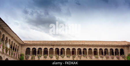 Niedrigen Winkel Ansicht einer Kirche gegen bewölktem Himmel, Cusco, Peru Stockfoto