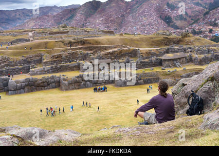 Ansicht der Ruinen von Sacsayhuaman und Cusco Stadt, Cusco, Peru Stockfoto