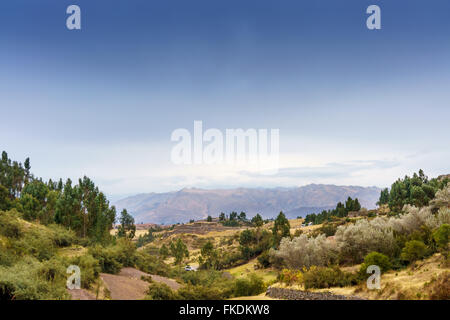 Malerische Aussicht von Sacsayhuaman Inka-Ruinen und Anden, Cusco, Peru Stockfoto