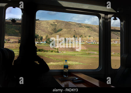 Fahrgast im Zug reisen und Durchsicht Blick aus dem Zugfenster, Cusco, Peru Stockfoto