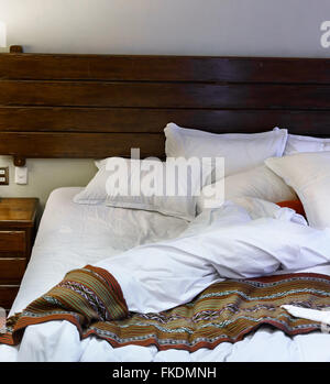 Ungemachten Bett im Hotelzimmer Stockfoto