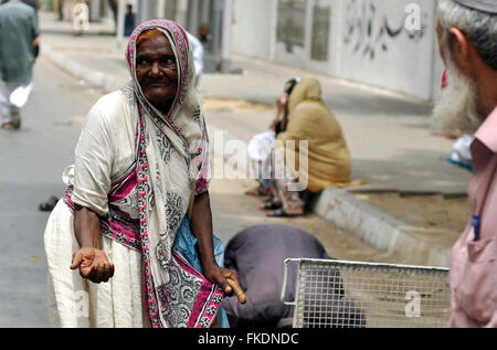 Arme alte Frau Bettler bittet um Almosen an einem Straßenrand in der Nähe der Moschee anlässlich des internationalen Tages der Frau M.A Jinnah Road in Karachi auf Dienstag, 8. März 2016. Stockfoto