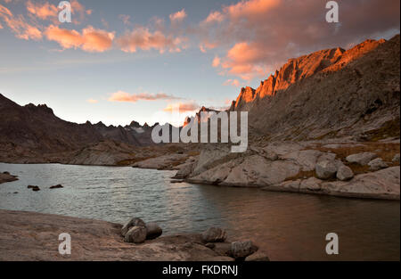 WY01229-00... WYOMING - Sonnenuntergang von einem kleinen See im Titcomb-Becken in der Wind River Range, der die Bridger Wilderness Area. Stockfoto