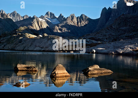 WY01232-00... WYOMING - Morgen an einem kleinen See im Bereich Titcomb Becken der Wind River Range in die Bridger Wilderness Area. Stockfoto