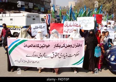 Karachi, Pakistan. 8. März 2016. Aktivisten der Jamat-e-Islami (JI Frauen Wing) singen Slogans für Frauenrechte bei Protestkundgebung anlässlich des internationalen Tages der Frau in der Mall Road in Lahore auf Dienstag, 8. März 2016. Bildnachweis: Asianet-Pakistan/Alamy Live-Nachrichten Stockfoto