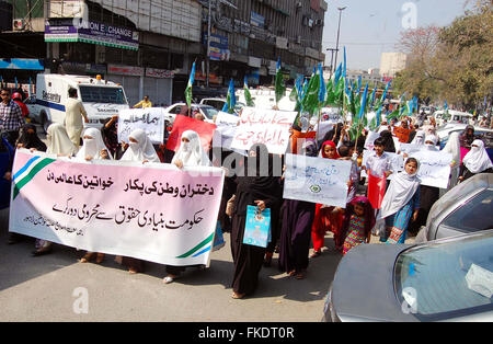 Karachi, Pakistan. 8. März 2016. Aktivisten der Jamat-e-Islami (JI Frauen Wing) singen Slogans für Frauenrechte bei Protestkundgebung anlässlich des internationalen Tages der Frau in der Mall Road in Lahore auf Dienstag, 8. März 2016. Bildnachweis: Asianet-Pakistan/Alamy Live-Nachrichten Stockfoto