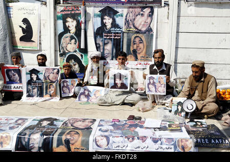 Karachi, Pakistan. 8. März 2016.  Mitglieder der Aafia Bewegung chant Parolen für die Freigabe der pakistanischen Neurowissenschaftler Dr. Aafia Siddiqui, der Haft in einem Gefängnis uns bei einer Protestkundgebung anlässlich des internationalen Tages der Frau in Peshawar ist Club auf Dienstag, 8. März 2016 drücken. Bildnachweis: Asianet-Pakistan/Alamy Live-Nachrichten Stockfoto