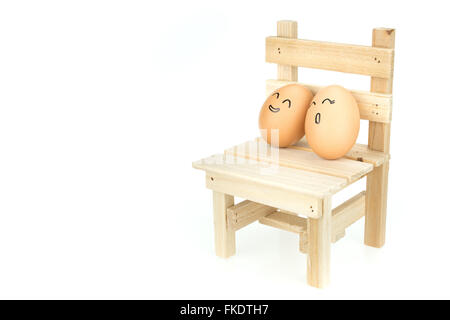 Geliebten Eiern paar, Stütze dich auf einander auf Holzstuhl, isoliert auf weißem Hintergrund Stockfoto