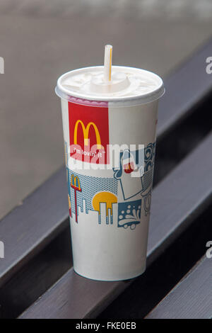 McDonald's Cup mit Stroh auf der Bank McDonald's Drink Stockfoto