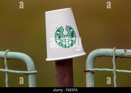 Starbucks Kaffeetasse auf dem Starbucks Logo Stockfoto