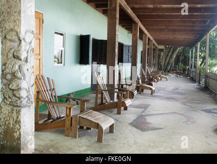 Zeile der Adirondack Stühle in Veranda ein Touristenort, Trinidad, Trinidad und Tobago Stockfoto