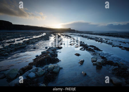 Kilve Strand, Sonnenuntergang. Somerset. VEREINIGTES KÖNIGREICH. Alternative Schichten von Kalkstein und Tonstein bilden die "blaue Lias" typisch für die "blauen Anker t Stockfoto