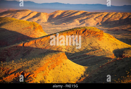 der Pilbara-Region in der Nähe von Tom Price vom namenlosen Berg, Western Australia Stockfoto