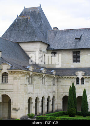 Kreuzgang und Garten in Fontevraud Abbey. Stockfoto