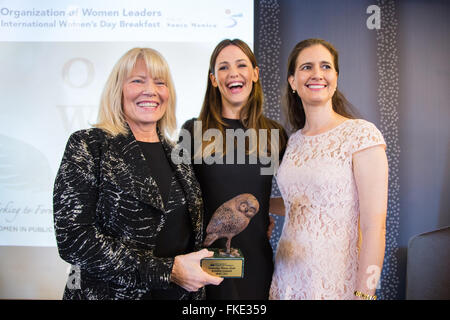 Santa Monica, Kalifornien, USA. 7. März 2016. Laurel Rosen (L), Präsident der Handelskammer von Santa Monica und Yesenia Monsour, Chair Elect, präsentieren die Auszeichnung "Owlie" Jennifer Garner, Schauspielerin/Philanthrop (Mitte), bei der "Organisation für Frauen in Führungspositionen" (Eule) internationalen Frauen Tag Frühstück im Le Meridien Delfina Hotel in Santa Monica, Kalifornien, USA.  Garner hatte die Ehre als Anerkennung für ihr anhaltendes Engagement und im öffentlichen Dienst für die Gemeinschaft. Bildnachweis: Sheri Determan/Alamy Live-Nachrichten Stockfoto