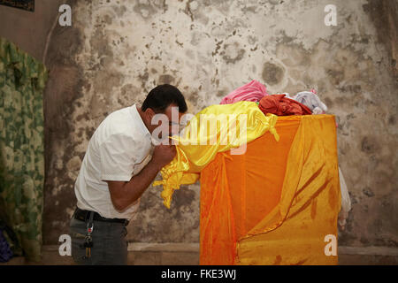 Im Inneren des Tempels der Yeziden in Lalesh. Irakisch-Kurdistan Stockfoto