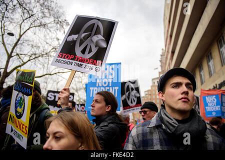 "STOP TRIDENT" - CND März und Demonstration in London, Vereinigtes Königreich. 27. Februar 2016. Stockfoto