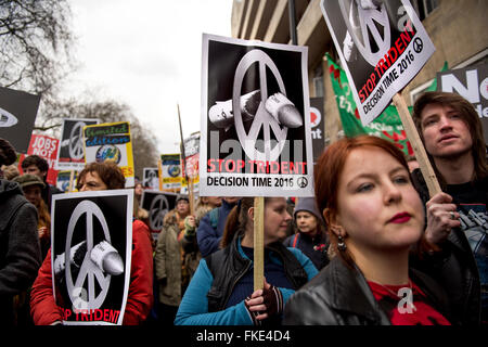 Anti-Dreizack Protest in London, Vereinigtes Königreich. 27. Februar 2016. Stockfoto