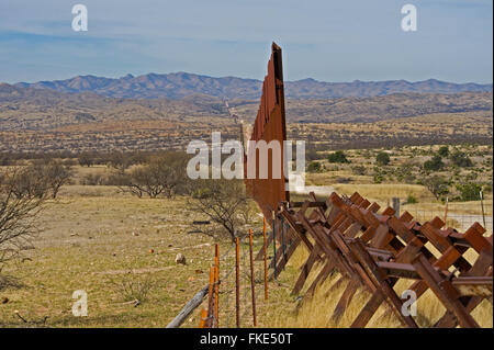 US-Grenze Zaun Ende mexikanischen Seite mit Eisenbahnschienen erweitern den Zaun um illegale Fahrzeug Reisen in die USA zu verhindern. Landscap Stockfoto