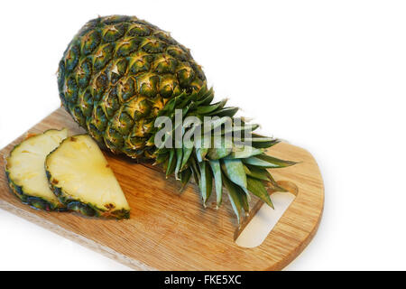 Frische Ananas auf Holzbrett Stockfoto