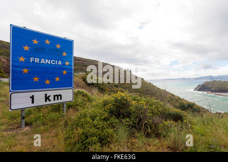 Blick auf Weinberge in rot Küste, Llenguadoc-Rosello, Frankreich. Stockfoto