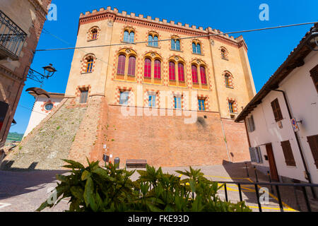 Fassade Schloss Barolo oder Falletti Catle befindet sich das internationale Weinmuseums Wimu und regionale Enoteca in Barolo Dorf, Wein Stockfoto