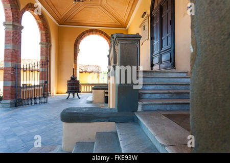 Detail Schloss Barolo oder Falletti Catle befindet sich das internationale Weinmuseums Wimu und regionale Enoteca in Barolo Dorf, Wein Stockfoto