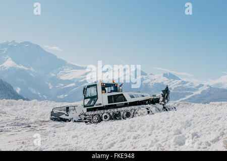 Ein Schneepflug bei der Arbeit im Schweizer Ferienort Verbier. Stockfoto