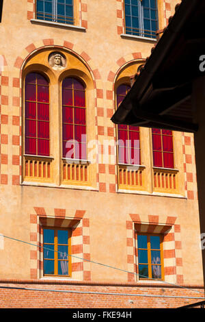 Detail des Schlosses von Barolo oder Falletti Catle befindet sich das internationale Weinmuseums Wimu und regionale Enoteca in Barolo-Dorf, Stockfoto