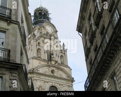 Glockenturm der Kirche Sainte-Croix in Nantes. Stockfoto