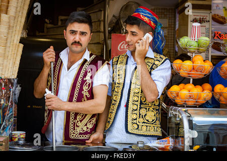 Zwei Verkäuferinnen tragen Tracht, Istanbul, Türkei Stockfoto