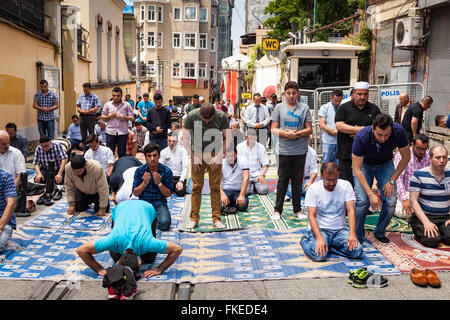 Muslime beten während Freitagsgebet in einer Straße in der Nähe von Taksim-Platz, Istanbul, Türkei Stockfoto