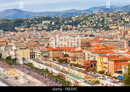 Panorama der französischen Stadt Nizza mit Sandstrand, Strandpromenade mit Palmen Bäume, rote Dächer über bunte historische Altstadt, mar Stockfoto