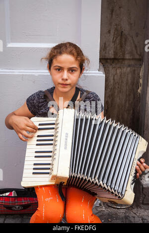 Junge Mädchen spielen ein Akkordeon in einer Straße, Istanbul, Türkei Stockfoto