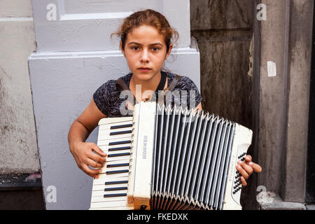 Junge Mädchen spielen ein Akkordeon in einer Straße, Istanbul, Türkei Stockfoto