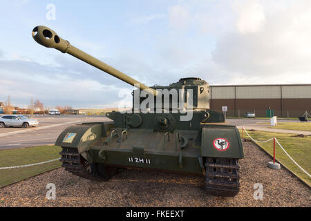 Ein A34 Comet 1 Cruiser Tank am Eingang zum Duxford Imperial war Museum, ein WWII Tank, Duxford, Cambridgeshire UK Stockfoto