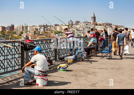 Männer Angeln am Galata-Brücke, Galata-Turm im Hintergrund, Istanbul, Türkei Stockfoto