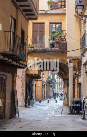 Straße und Arcade in Ciutat Vella, Barcelona. Stockfoto