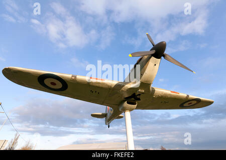 Replikat Hawker Hurricane am Eingang zum Duxford imperial War Museum, Duxford, Cambridgeshire UK Stockfoto