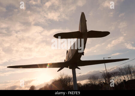 Replikat Hawker Hurricane am Eingang zum imperial War Museum Duxford bei Sonnenuntergang, Duxford, Cambridgeshire UK Stockfoto