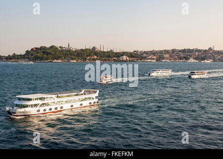 Fähren im Bosporus, Topkapi-Palast, Hagia Sophia Moschee und Sultanahmet Moschee (blaue Moschee) Istanbul, Türkei Stockfoto
