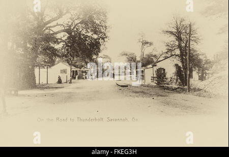 Alte Ansichtskarte mit schwarz / weiß Bild der Straße nach Thunderbolt in Savannah, Georgia, USA circa 1905 Stockfoto