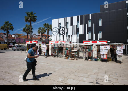 Portugal, Resort Stadt Cascais, medizinische und Zahnmedizinische Klinik - Clinica Baia de Cascais, Basar, Marktplatz, Stände, Verkaufsstände, boo Stockfoto