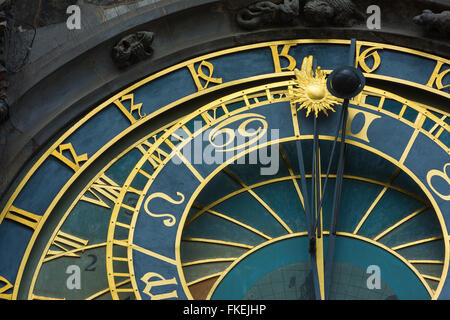 Die astronomische Uhr in der Prager Altstadt-Platz ein Detail das Ziffernblatt. Stockfoto