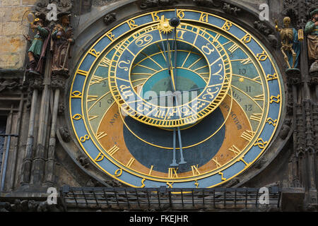 Die astronomische Uhr in der Prager Altstadt-Platz ein Detail das Ziffernblatt. Stockfoto