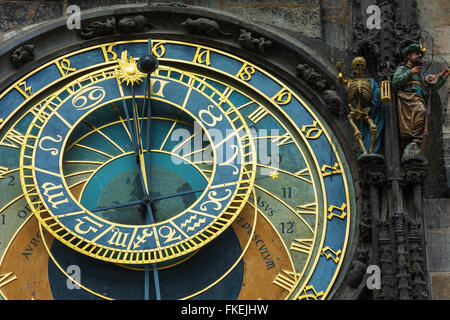 Die astronomische Uhr in der Prager Altstadt-Platz ein Detail das Ziffernblatt. Stockfoto