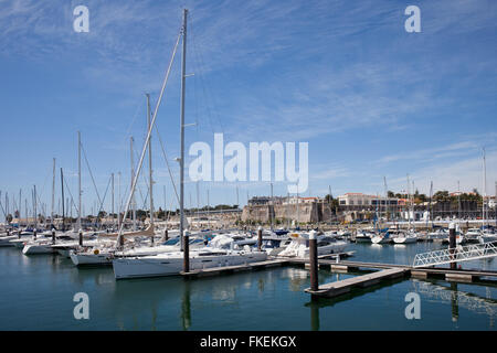 Portugal, Marina Cascais, Segelboote, Yachten, Boote, Motorboote in Resort Küstenstadt Hafen angedockt Stockfoto