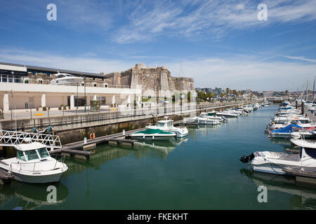 Portugal, Marina Cascais, Yachten, Boote, Motorboote in Resort Küstenstadt Hafen angedockt Stockfoto